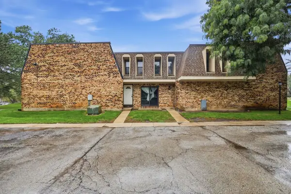 2064 Country Club Drive, Woodridge, IL 60517