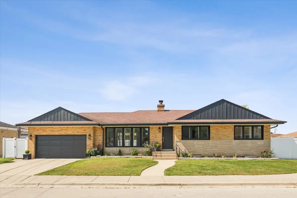 8425 W Sunnyside Avenue, Chicago, IL 60656 - #1