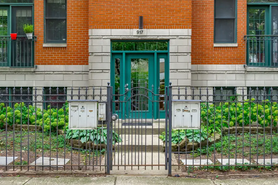 917 W Lakeside Place #3W, Chicago, IL 60640 - #2