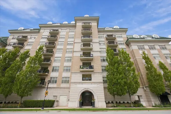 50 N Plum Grove Road #206E, Palatine, IL 60067