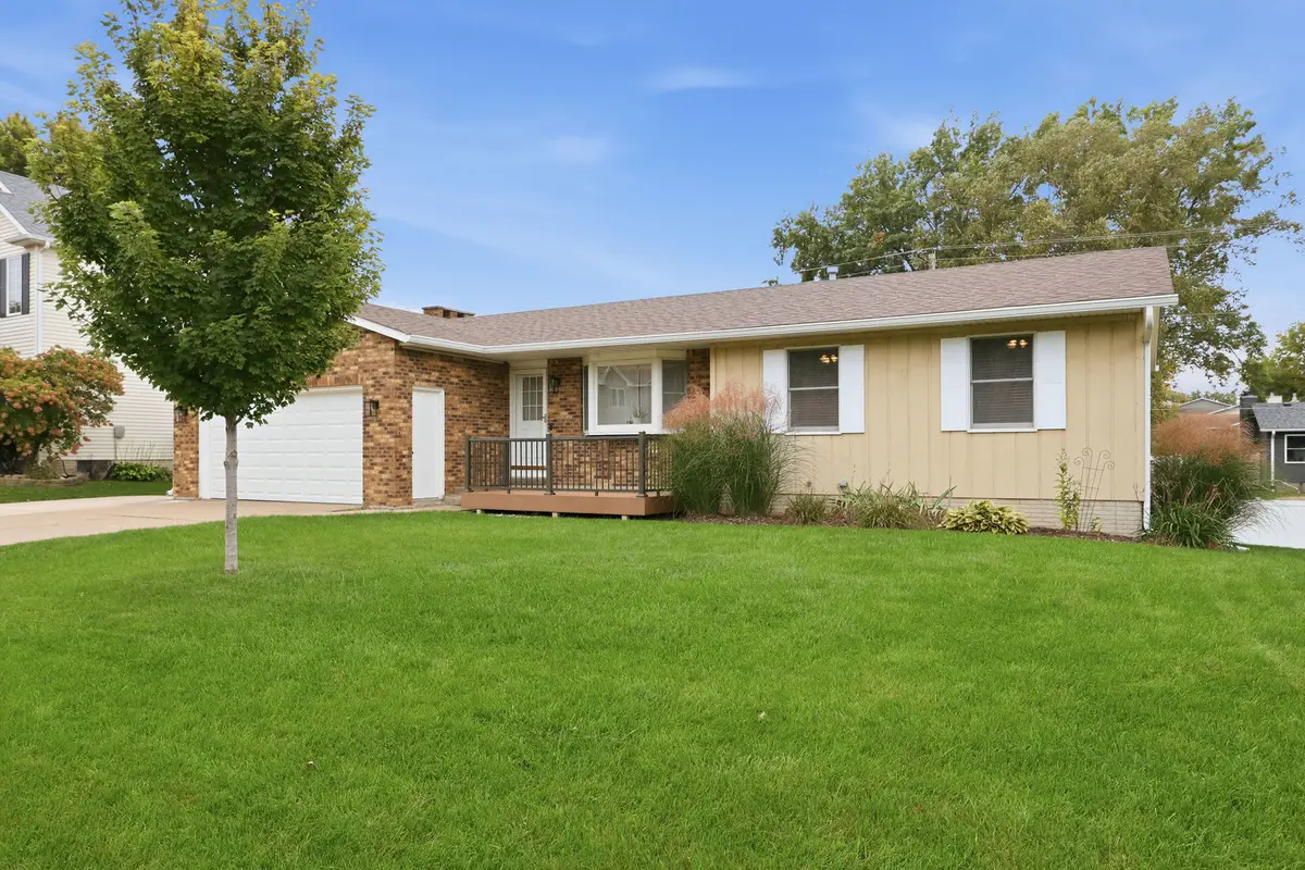609 W Valley Drive, Eldridge, IA 52748 - #1
