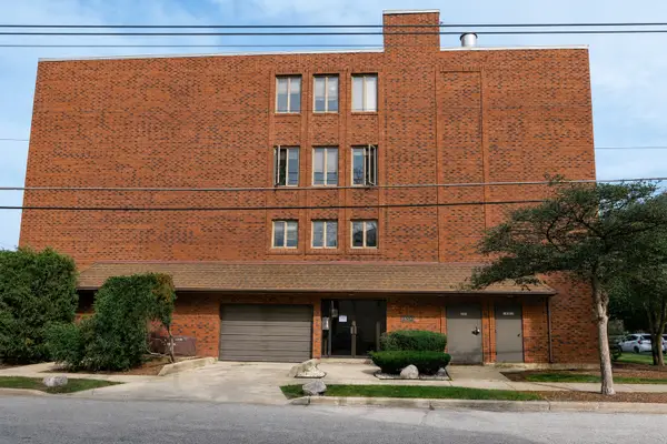 1302 E Washington Street #B1, Des Plaines, IL 60016