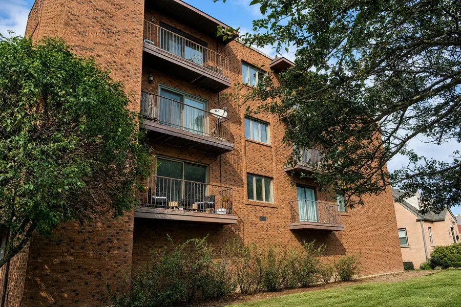 1302 E Washington Street #B1, Des Plaines, IL 60016 - #2