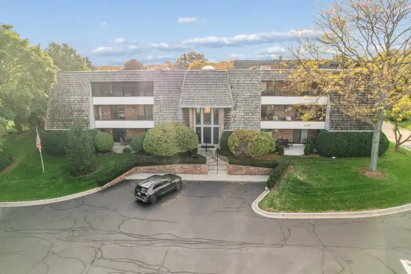 200 Red Top Drive #304, Libertyville, IL 60048