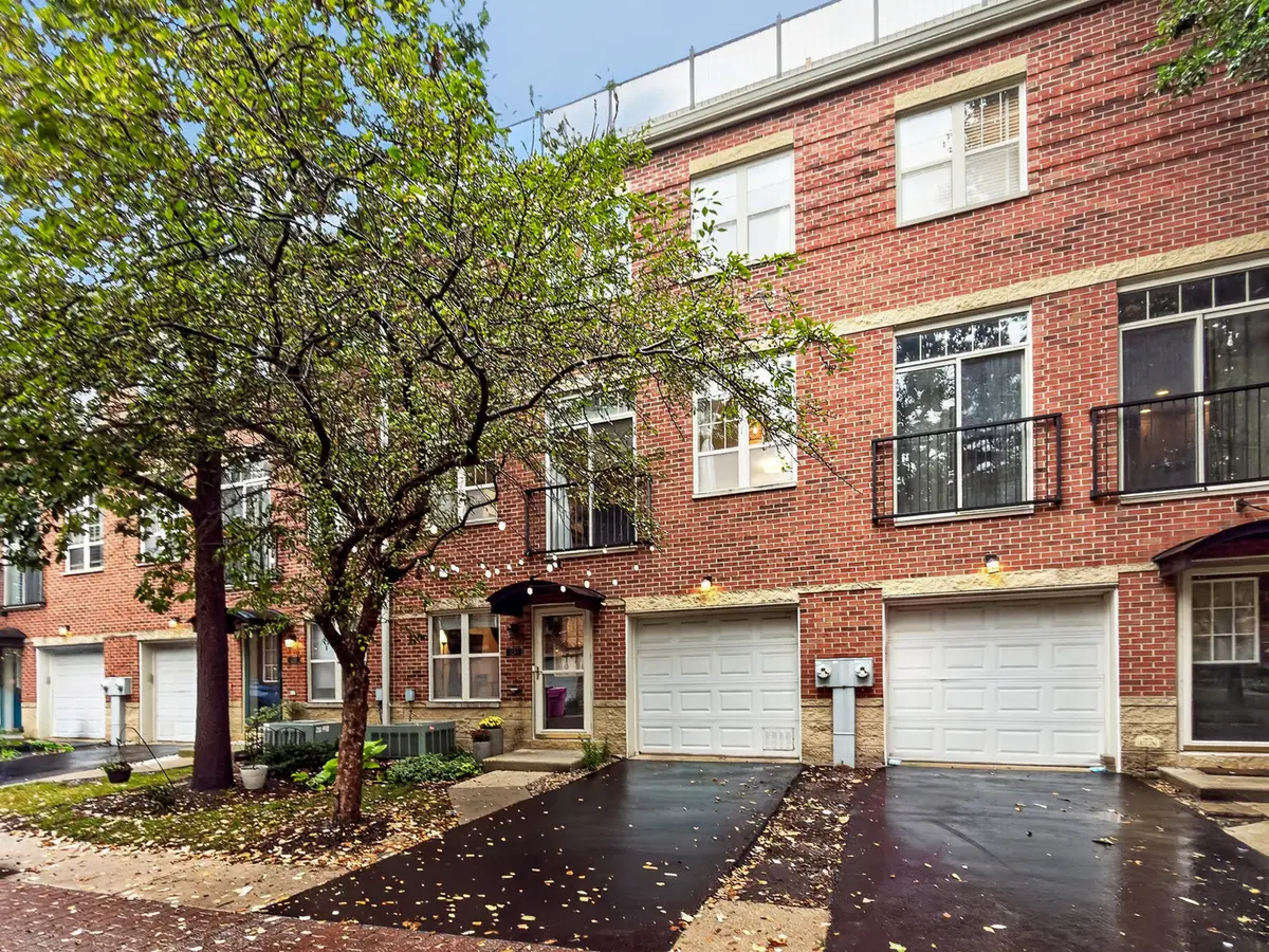3253 N Bay Court, Chicago, IL 60618 - #1