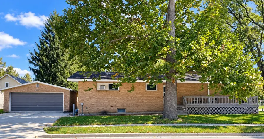 402 E 19th Street, Sterling, IL 61081 - #2