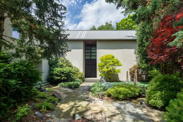 11 Rockgate Lane, Glencoe, IL 60022
