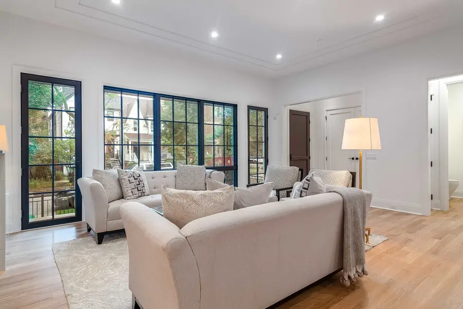 1907 W Cuyler Avenue, Chicago, IL 60613 - #3