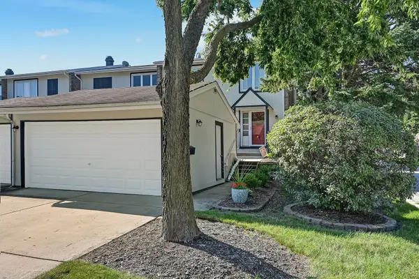 216 Pinewood Lane, Bloomingdale, IL 60108
