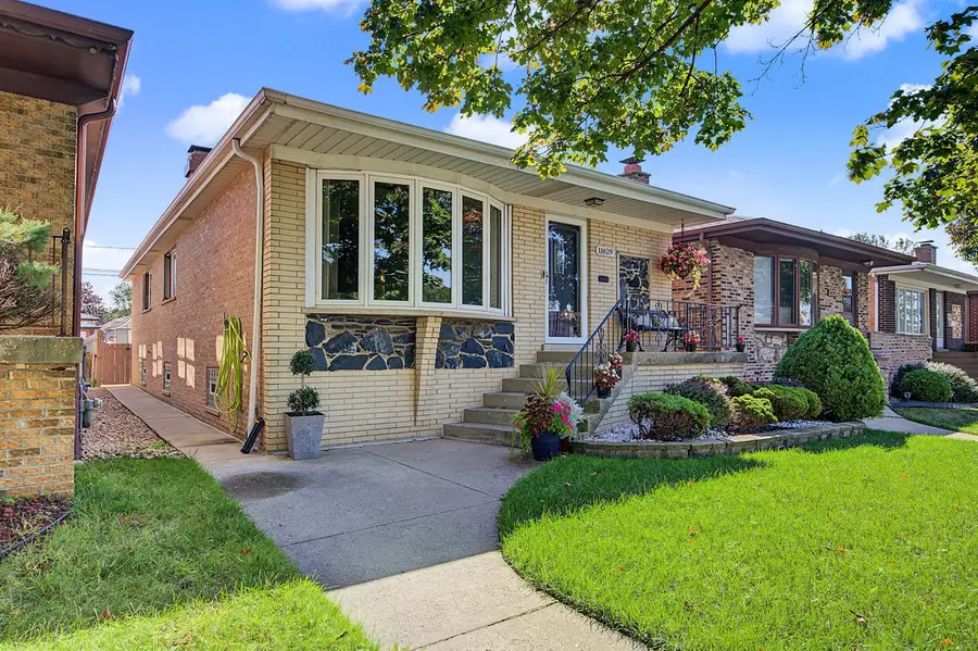 11629 S Avenue J, Chicago, IL 60617 - #2
