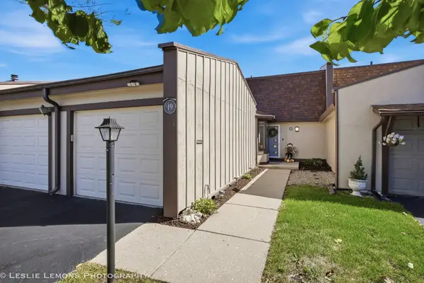 19 Westwood Drive, Indian Head Park, IL 60525