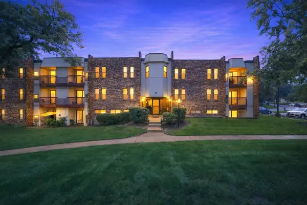 2214 Country Club Drive #21A, Woodridge, IL 60517