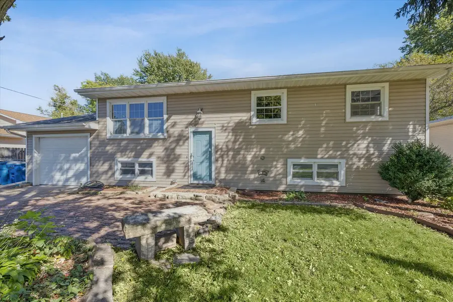 507 S 3rd Street, Eldridge, IA 52748 - #2