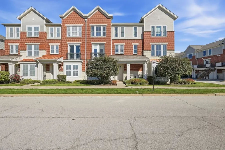 203 W Hyde Street, Arlington Heights, IL 60005 - #2