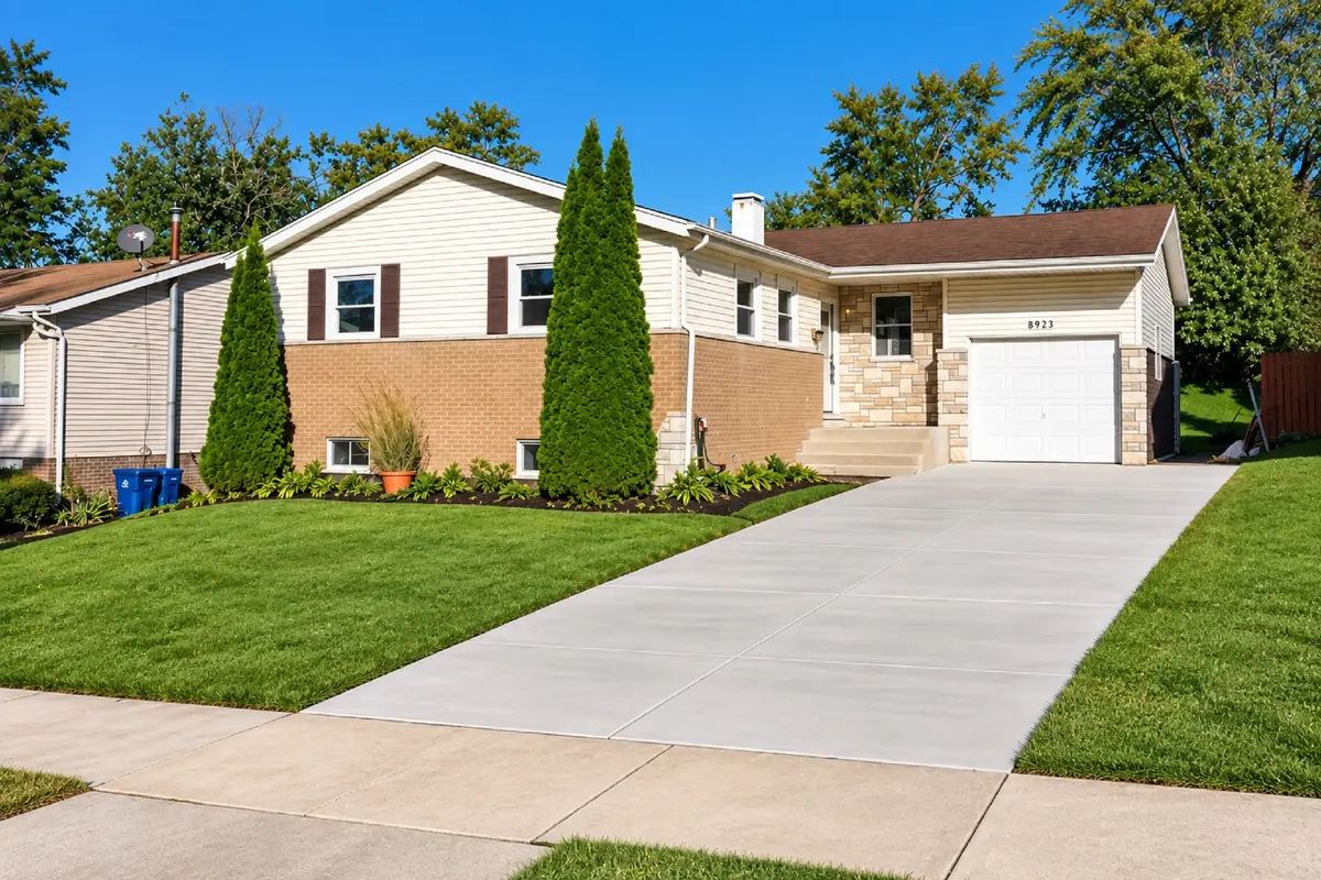 8933 S Oakwood Drive, Hickory Hills, IL 60457 - #1