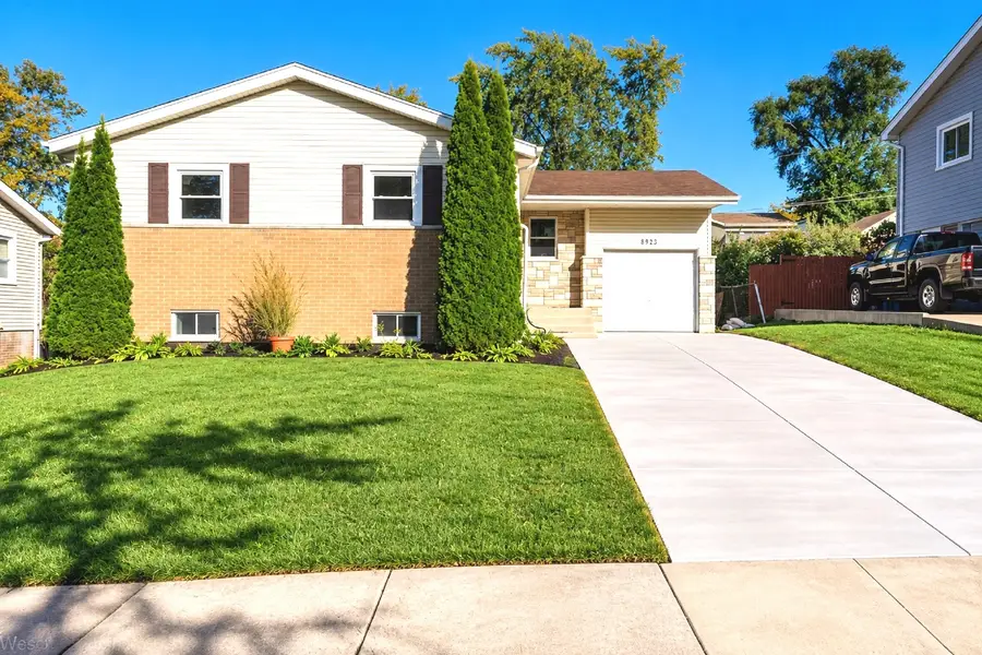 8933 S Oakwood Drive, Hickory Hills, IL 60457 - #2