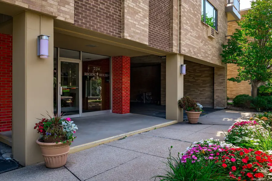 224 N Kenilworth Avenue #2B, Oak Park, IL 60302 - #3