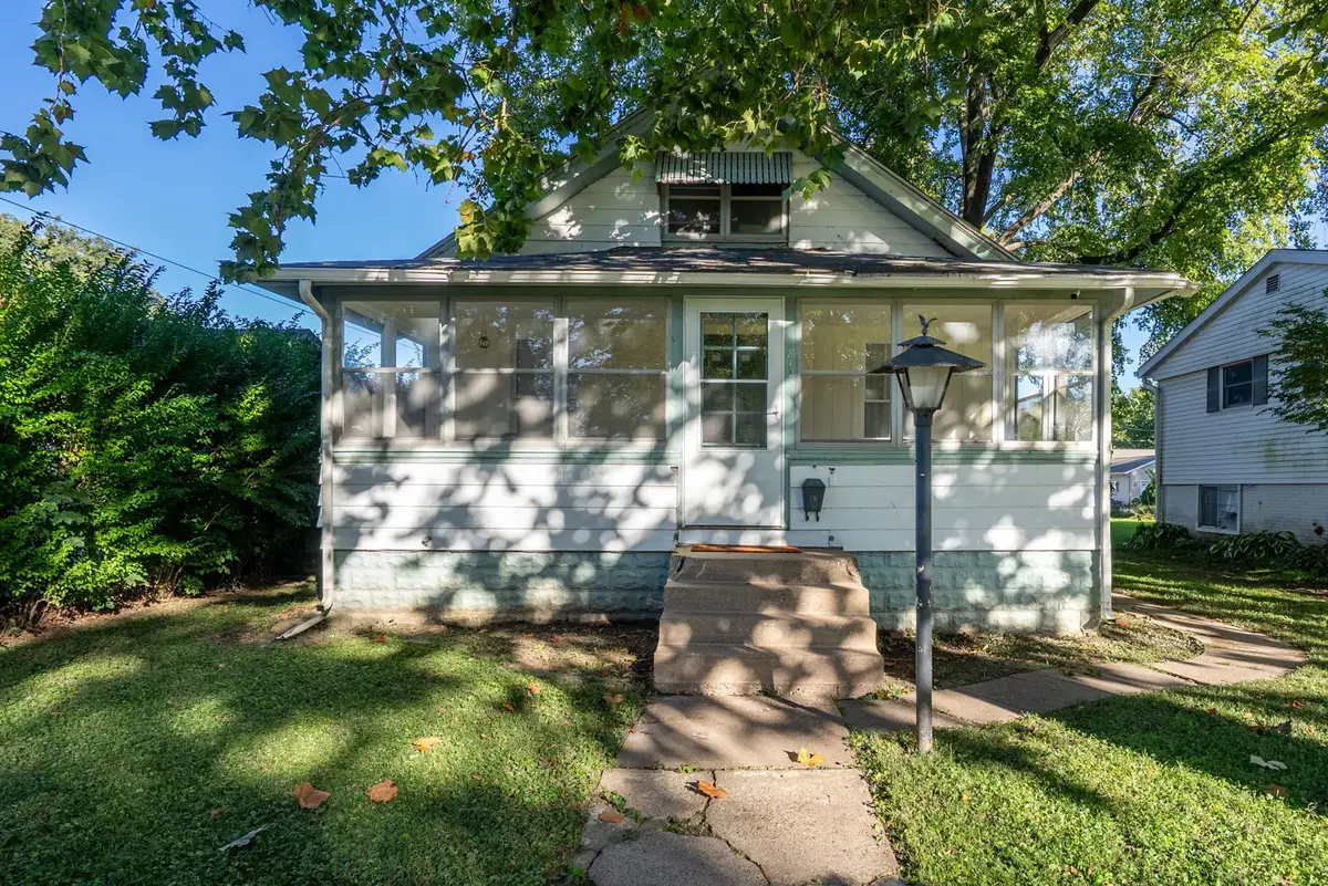 817 27th Street, Bettendorf, IA 52722 - #1