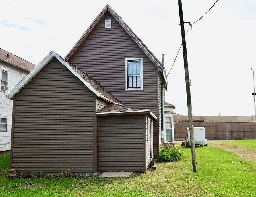 216 8th Avenue S, Clinton, IA 52732 - #3