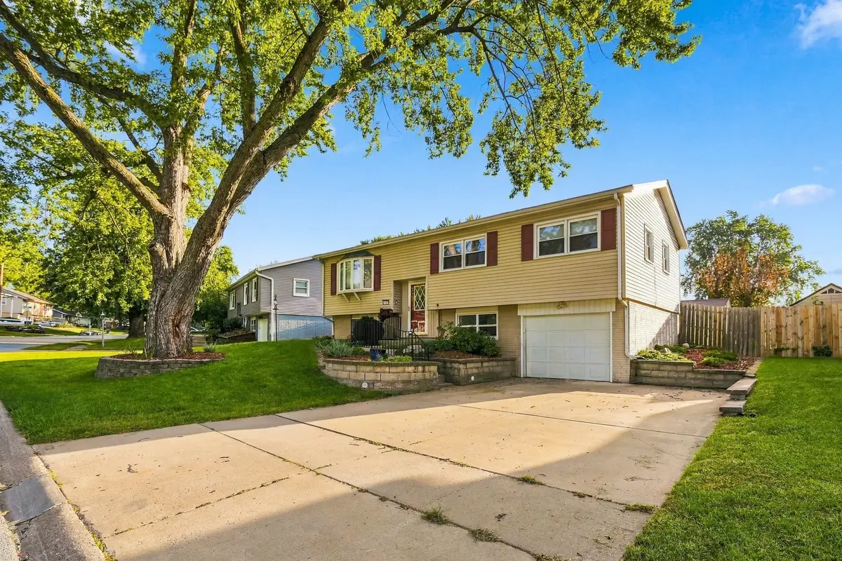 3123 Somerset Drive, Bettendorf, IA 52722 - #1