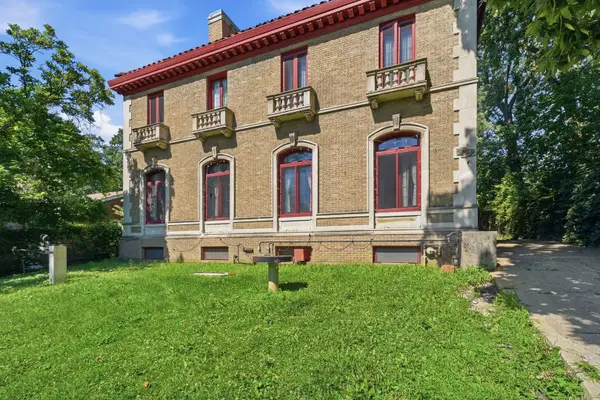 9924 S Longwood Drive, Chicago, IL 60643