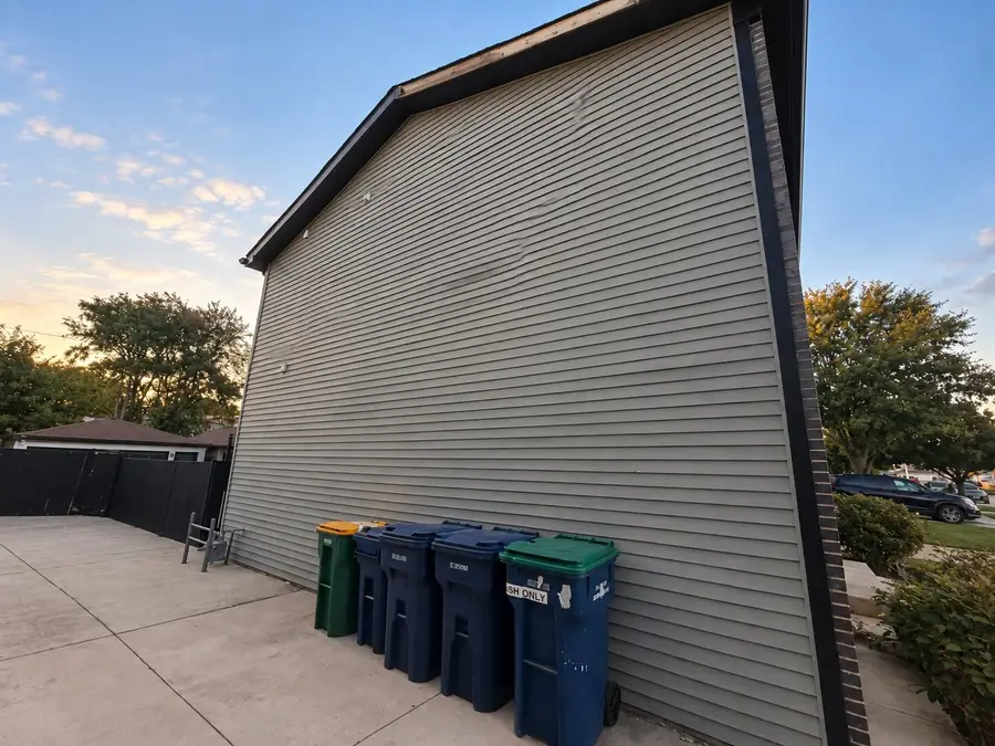 8736 S Richmond Avenue, Evergreen Park, IL 60805 - #3