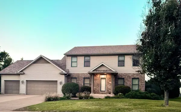 102 E Sapphire Lane, Long Grove, IA 52756