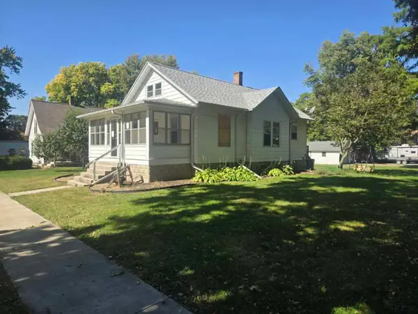 100 W Charles Street, McLean, IL 61754
