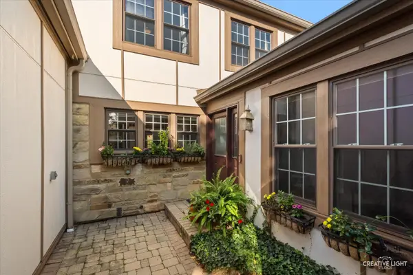 1045 Wheaton Oaks Drive, Wheaton, IL 60187