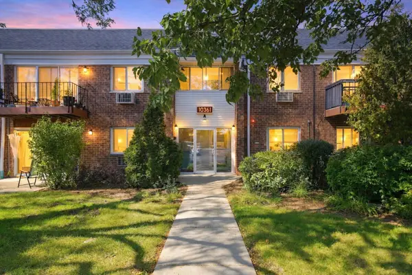 10361 Dearlove Road #2C, Glenview, IL 60025