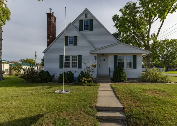 702 4th Avenue, Camanche, IA 52730