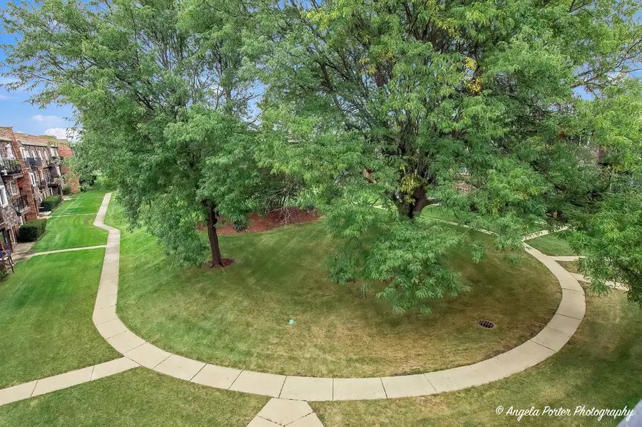 9402 Bay Colony Drive #3W, Des Plaines, IL 60016 - #2