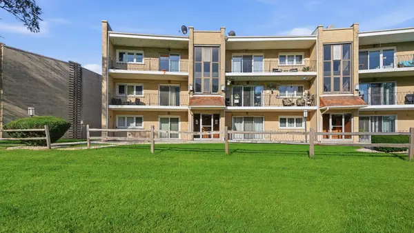 9510 S 86th Avenue #305, Hickory Hills, IL 60457