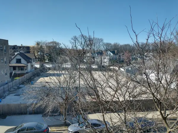 7240 N Rogers Avenue, Chicago, IL 60645