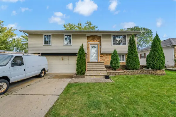 916 Stowell Avenue, Streamwood, IL 60107