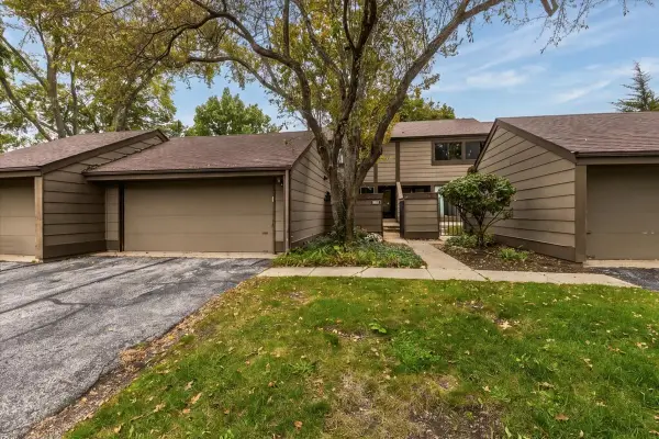 175 N Glengarry Drive #B, Geneva, IL 60134