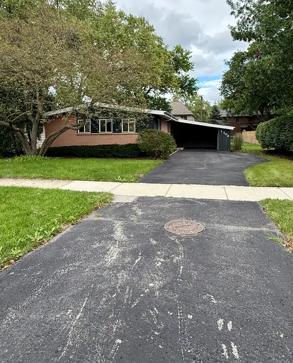 1702 W Oakton Street, Arlington Heights, IL 60004