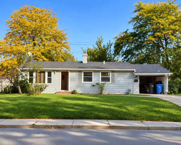 29 Alameda Drive, Carpentersville, IL 60110