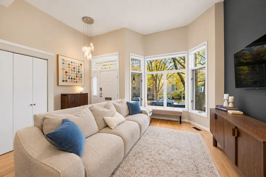 3041 N Lakewood Avenue, Chicago, IL 60657 - #3