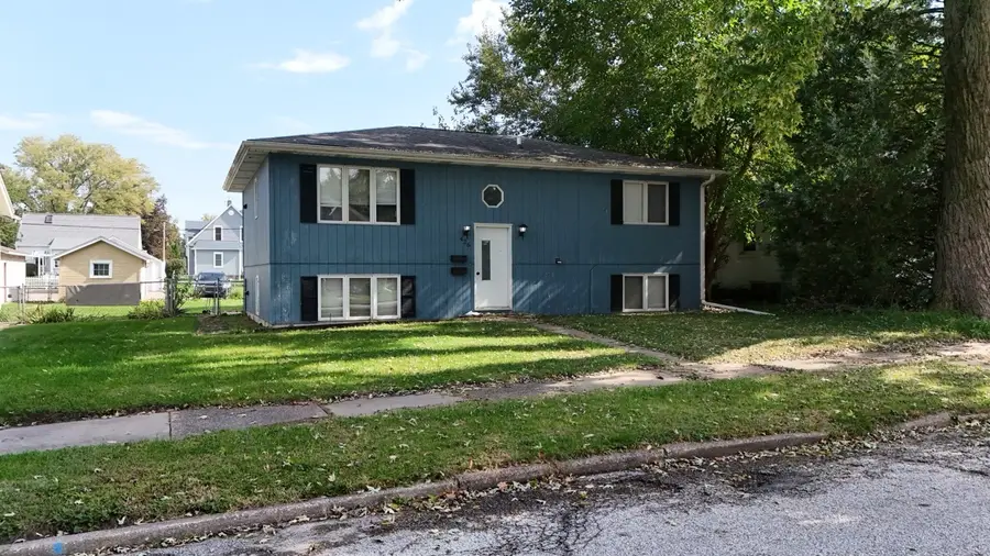 426 45th Street, Moline, IL 61265 - #3