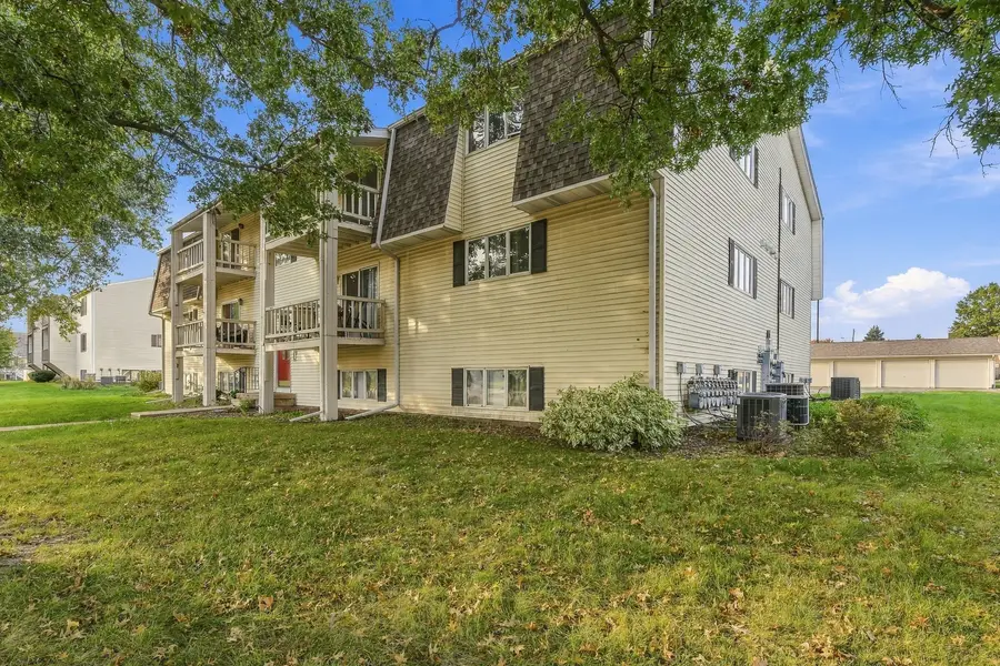 800 E Iowa Street #2A, Eldridge, IA 52748 - #2