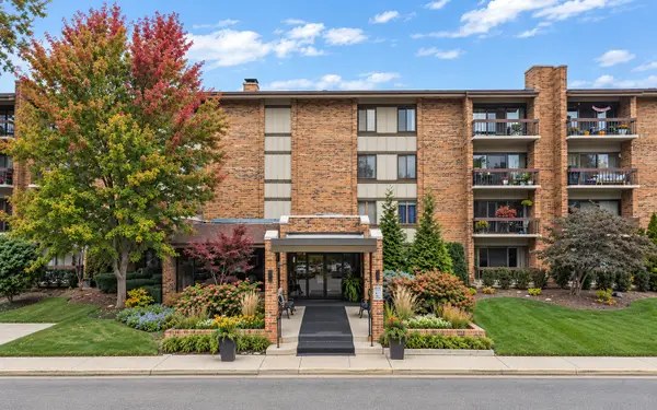 201 Lake Hinsdale Drive #111, Willowbrook, IL 60527