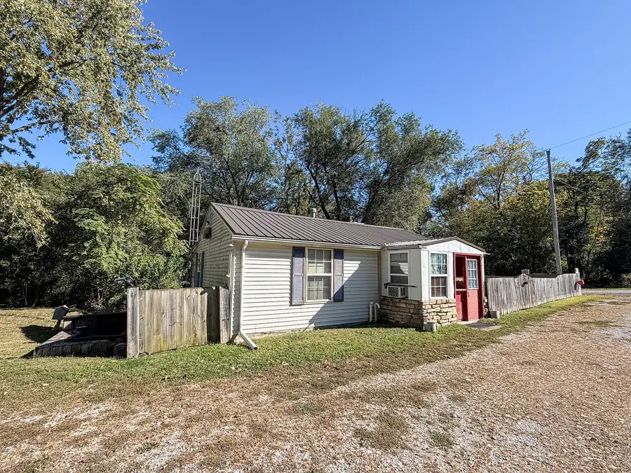 225 E North 6th Street, Shelbyville, IL 62565 - #3