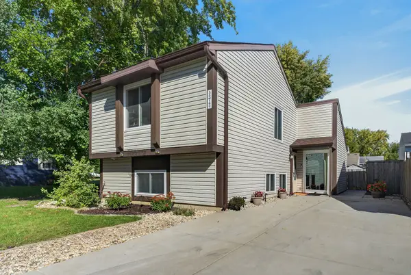 30W160 Linden Square, Warrenville, IL 60555