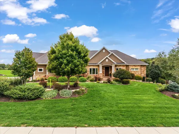 11 Pebble Creek Drive, LeClaire, IA 52753