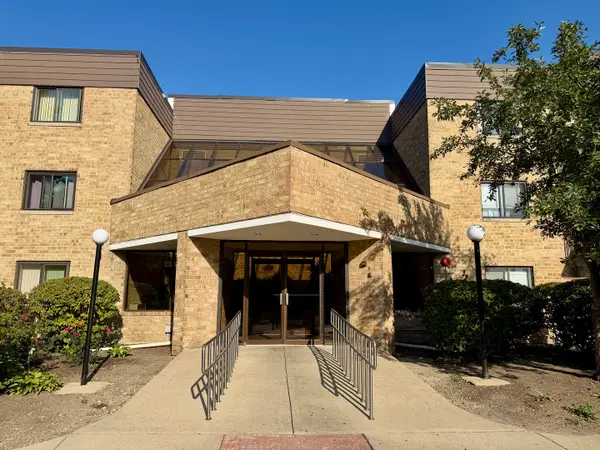 5600 N Astor Lane #116, Rolling Meadows, IL 60008