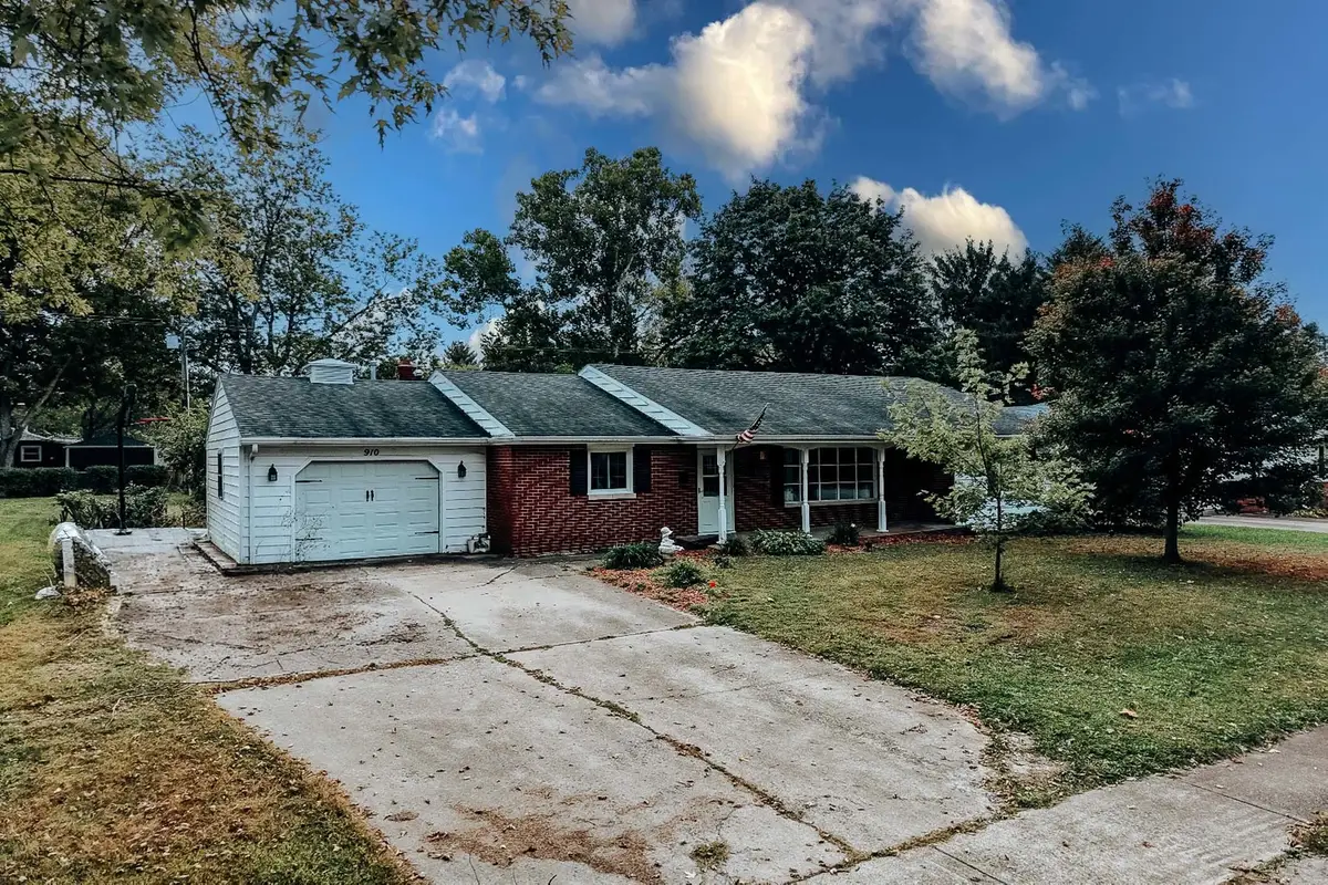 910 S 4th Street, Watseka, IL 60970 - #1