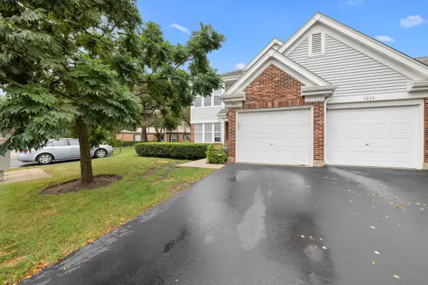 1913 Quaker Hollow Lane, Streamwood, IL 60107