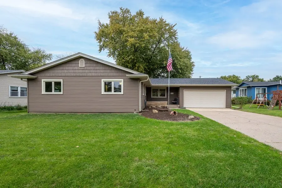 1618 Elmwood Avenue, Bettendorf, IA 52722 - #2