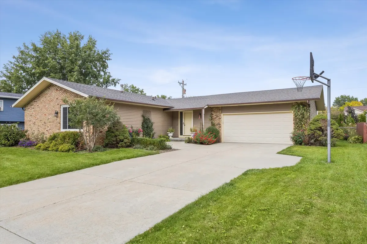 714 W Iowa Street, Eldridge, IA 52748 - #1